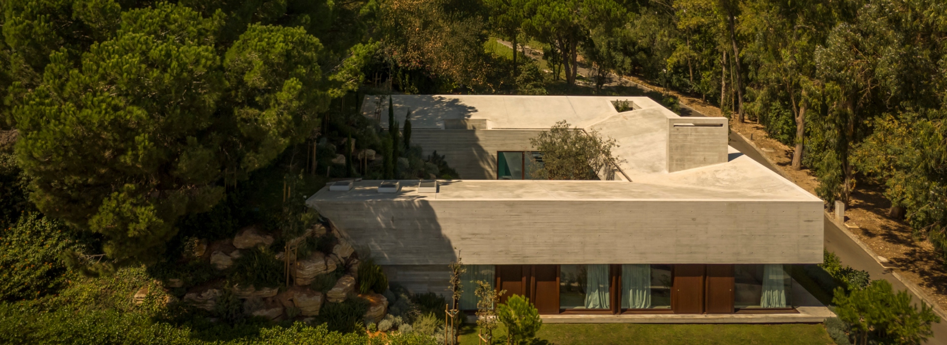 Dialogue Between Architecture and Topography: Oeiras House in Portugal