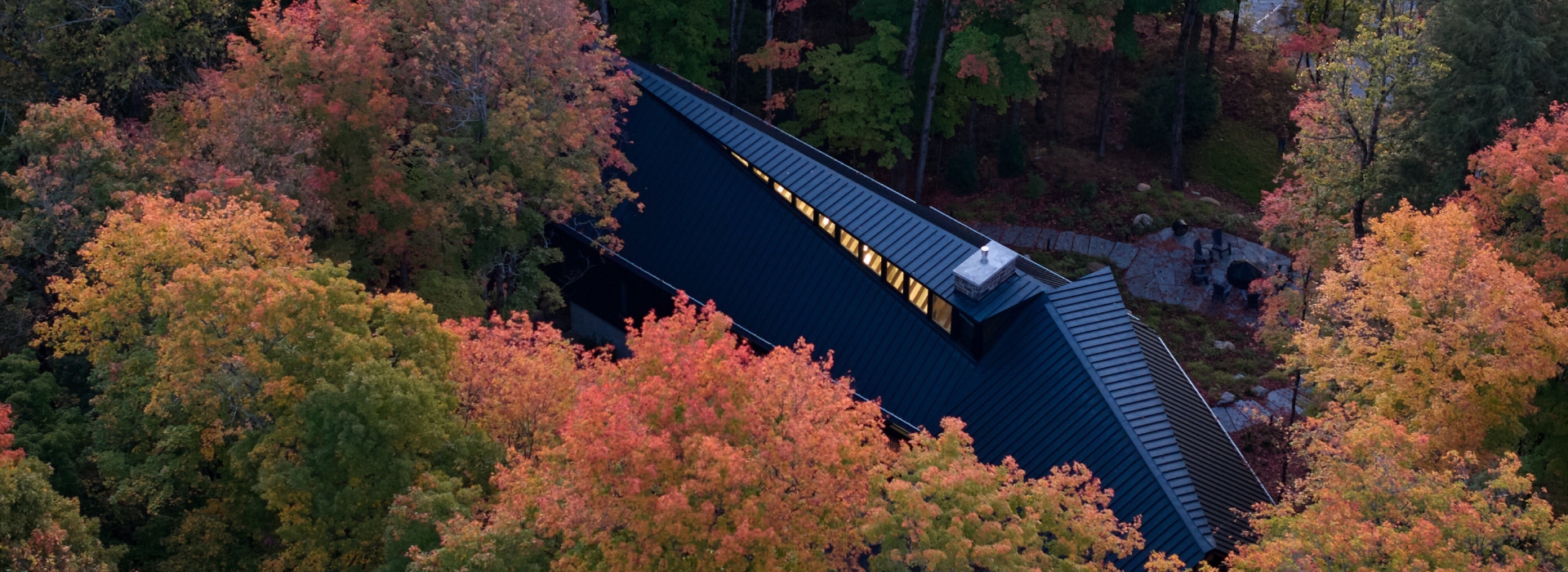 Shield and Shelter: A Family Retreat on the Lakeshore Embracing the Canadian Landscape