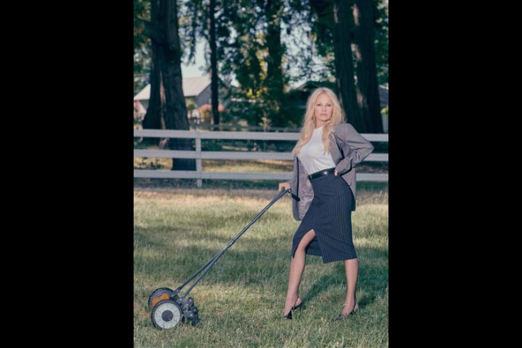 pamela-anderson-aritzia-fall-2023-campaign