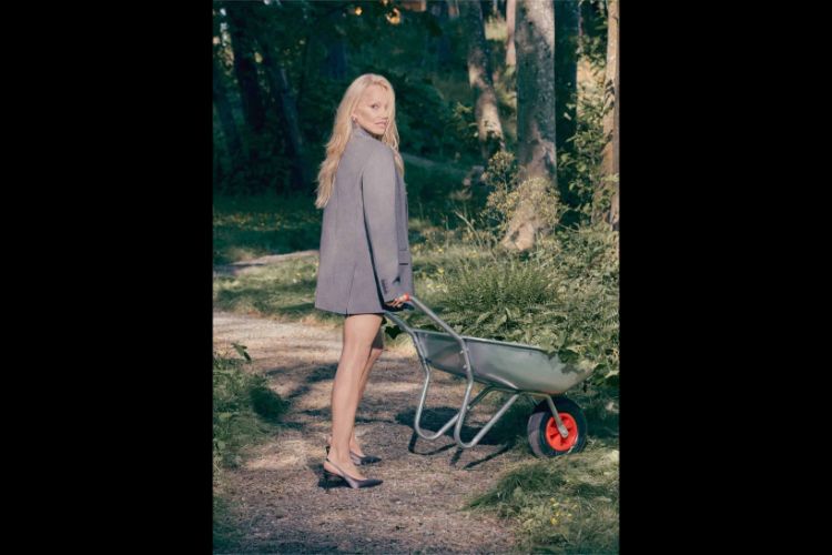 pamela-anderson-aritzia-fall-2023-campaign05