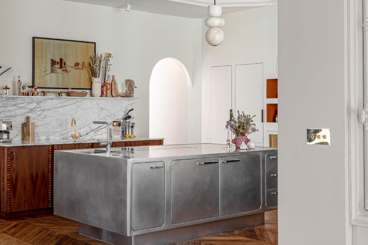 abimis-kuhinje-ostrvska-elegancija-u-celiku-za-savremene-enterijere-16