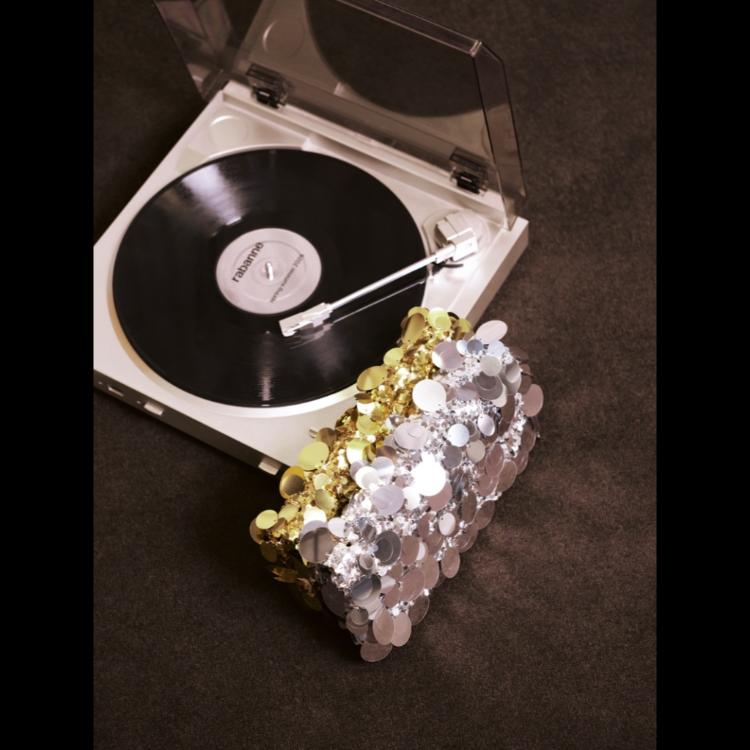 rabanne-resort-2026-kampanja-u-ritmu-svetlucave-plesne-noci-8