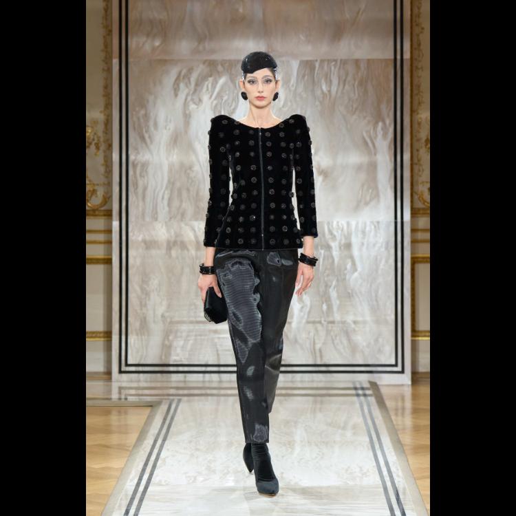 giorgio-armani-prive-predstavlja-kolekciju-visoke-mode-za-jesenzimu-202526-noir-seduisant-38