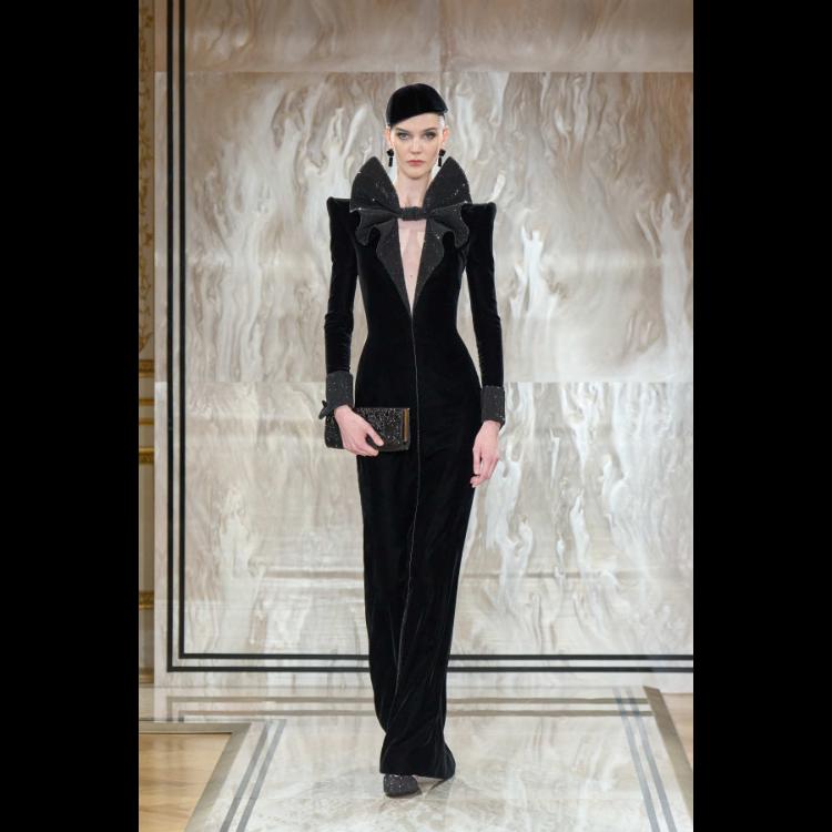 giorgio-armani-prive-predstavlja-kolekciju-visoke-mode-za-jesenzimu-202526-noir-seduisant-63