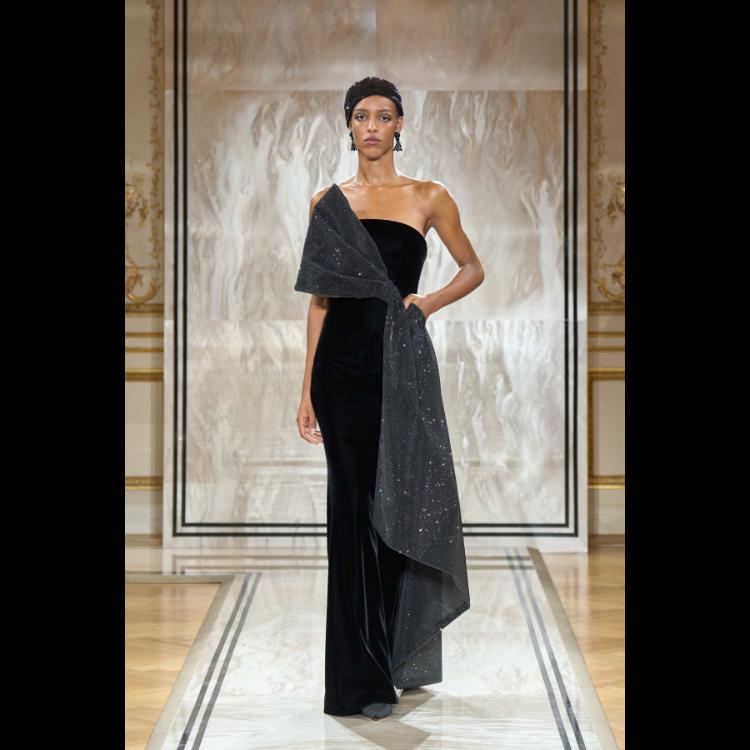 giorgio-armani-prive-predstavlja-kolekciju-visoke-mode-za-jesenzimu-202526-noir-seduisant-64
