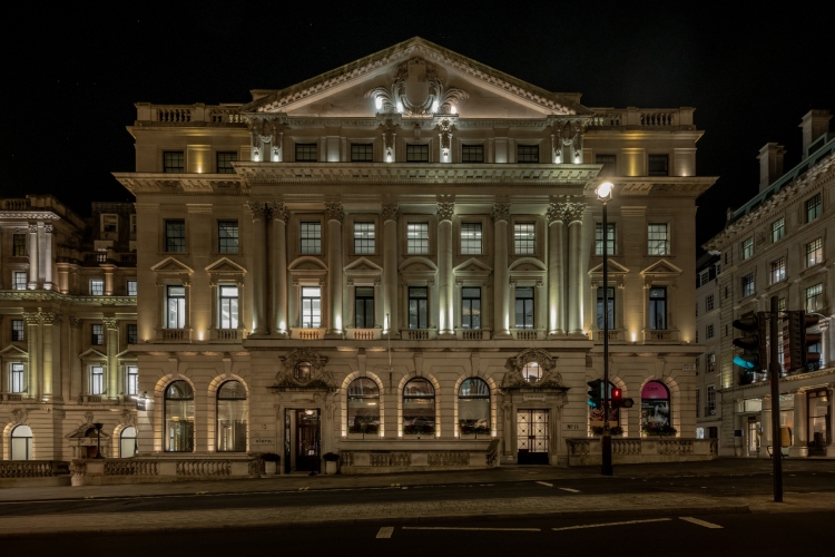 array-skulpturalna-svetlosna-scenografija-u-londonskom-restoranu-claro-1