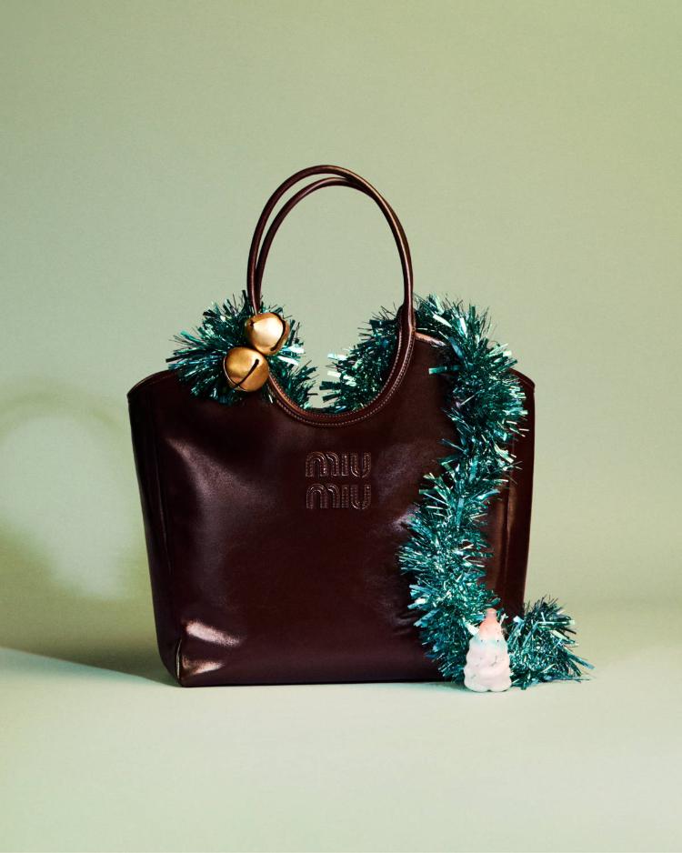 miu-miu-otkriva-praznicnu-kampanju-2025-filmsku-odu-eleganciji-mladosti-i-nasledu-8