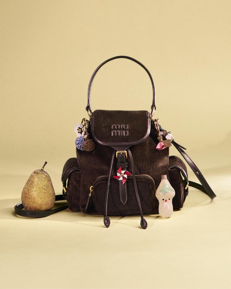 miu-miu-otkriva-praznicnu-kampanju-2025-filmsku-odu-eleganciji-mladosti-i-nasledu-11