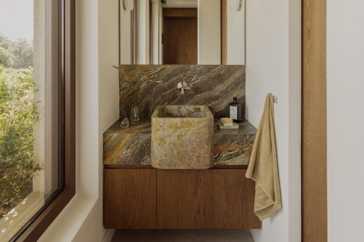 lumen-residence-block722-pretvara-atinsko-stanovanje-u-iskustvo-svetlosti-prirode-i-porodicne-intimnosti-13