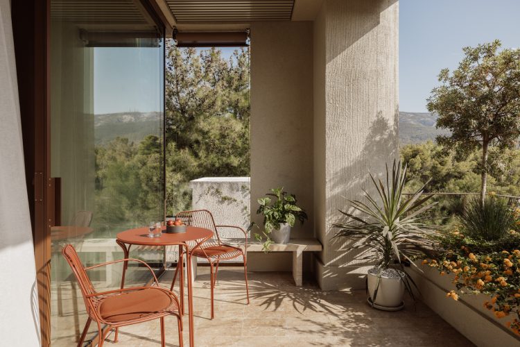 lumen-residence-block722-pretvara-atinsko-stanovanje-u-iskustvo-svetlosti-prirode-i-porodicne-intimnosti-17