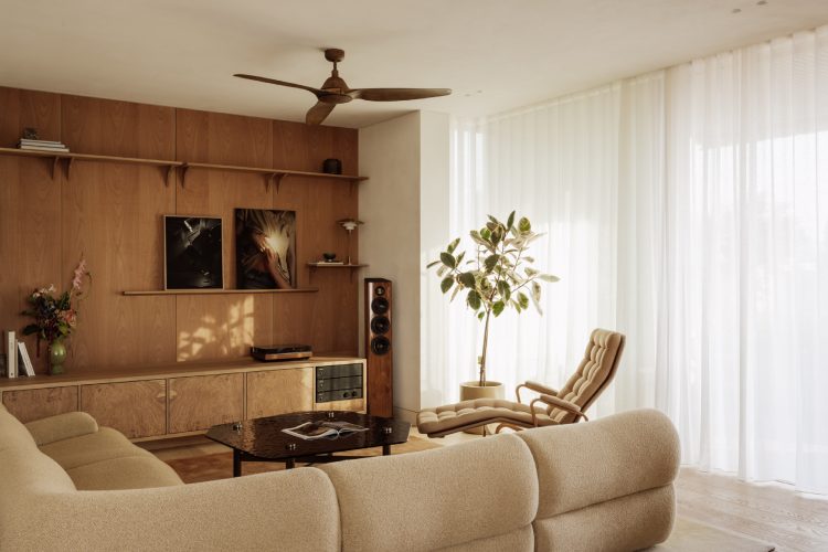 lumen-residence-block722-pretvara-atinsko-stanovanje-u-iskustvo-svetlosti-prirode-i-porodicne-intimnosti-19