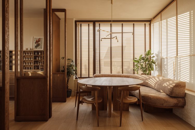 lumen-residence-block722-pretvara-atinsko-stanovanje-u-iskustvo-svetlosti-prirode-i-porodicne-intimnosti-21