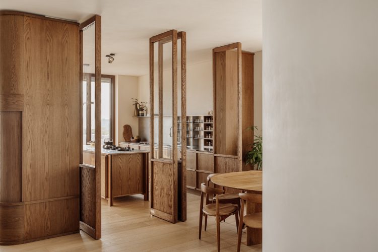 lumen-residence-block722-pretvara-atinsko-stanovanje-u-iskustvo-svetlosti-prirode-i-porodicne-intimnosti-24