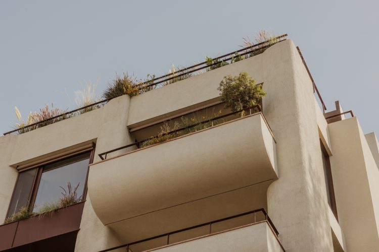 lumen-residence-block722-pretvara-atinsko-stanovanje-u-iskustvo-svetlosti-prirode-i-porodicne-intimnosti-28