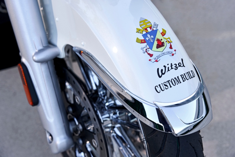 blagoslovljen-od-pape-roden-za-luksuz-unikatni-bmw-r-18-ide-na-aukciju-3