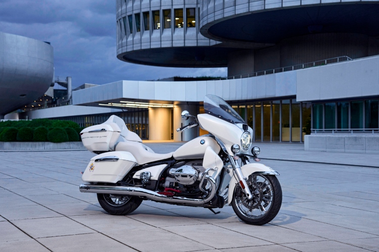 blagoslovljen-od-pape-roden-za-luksuz-unikatni-bmw-r-18-ide-na-aukciju-6