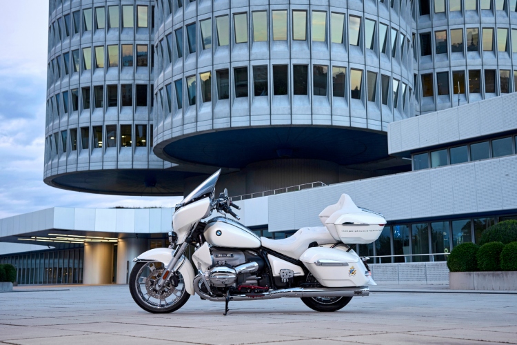 blagoslovljen-od-pape-roden-za-luksuz-unikatni-bmw-r-18-ide-na-aukciju-8