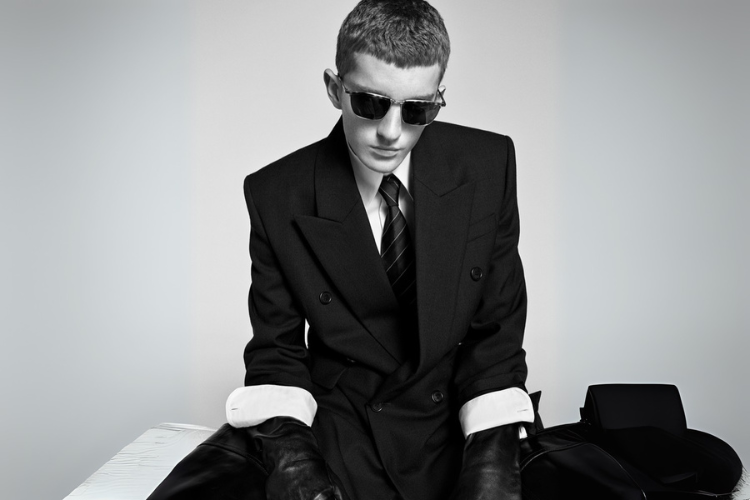 bil-skarsgard-predvodi-saint-laurent-kampanju-za-jesen-2025-4