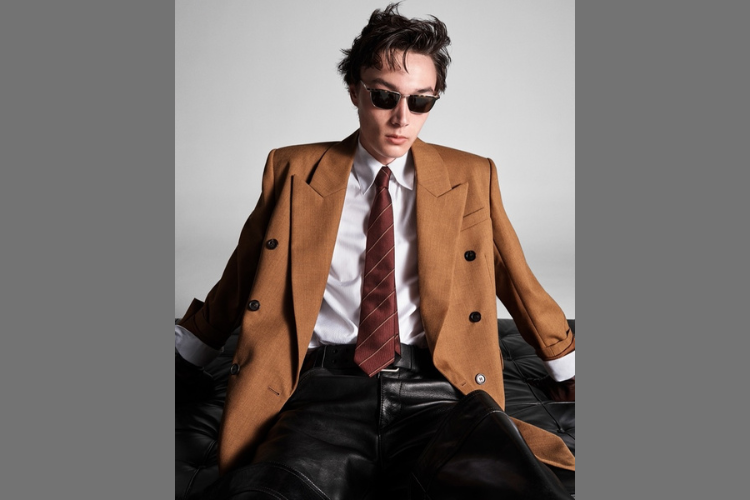 bil-skarsgard-predvodi-saint-laurent-kampanju-za-jesen-2025-5