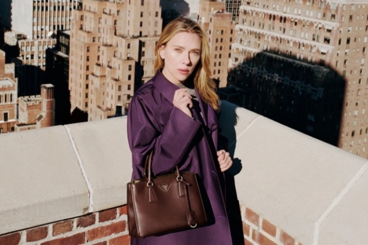 skarlet-johanson-ponovo-otkriva-sebe-u-prada-galleria-kampanji-1