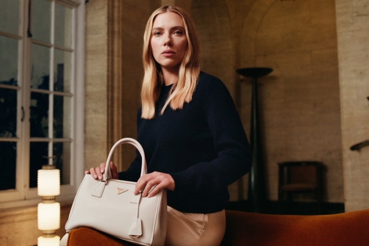 skarlet-johanson-ponovo-otkriva-sebe-u-prada-galleria-kampanji-3