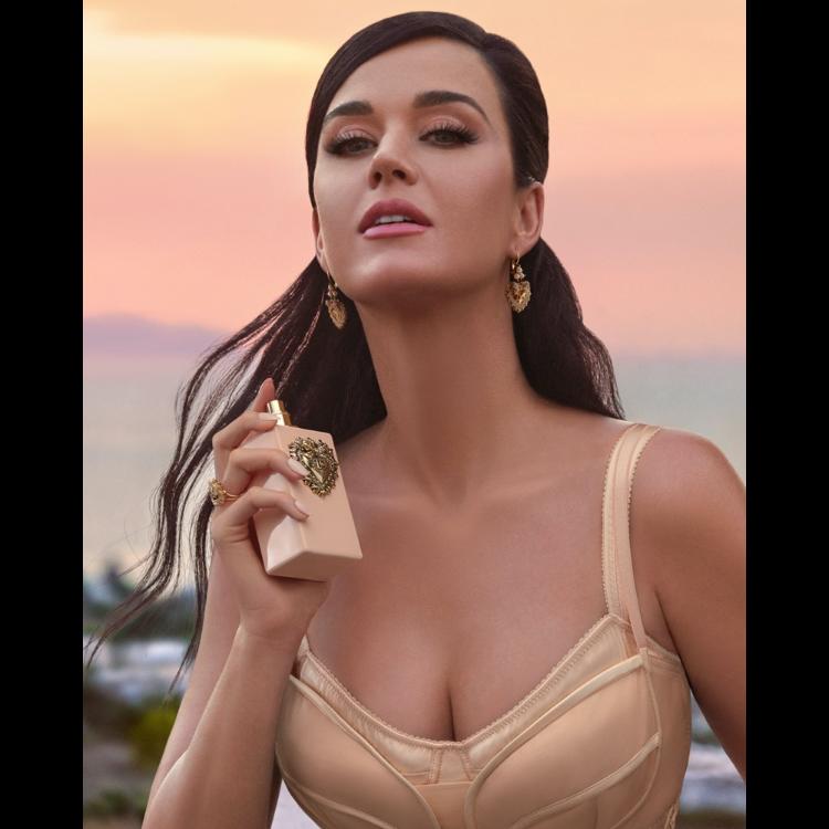 keti-peri-blista-u-kampanji-za-dolce-gabbana-my-devotion-2