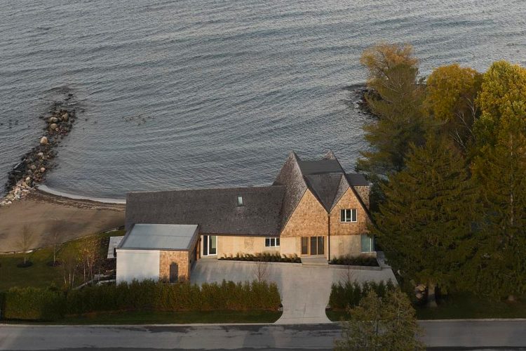 georgian-bay-beach-house-kanada-and-pierre-savremena-arhitektura-luksuzna-kuca-prirodni-materijali-2-1