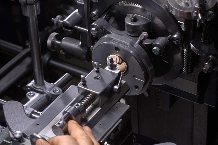 louis-vuitton-tambour-convergence-guilloche-luksuzni-sat-2026-roze-zlato-metiers-d-art