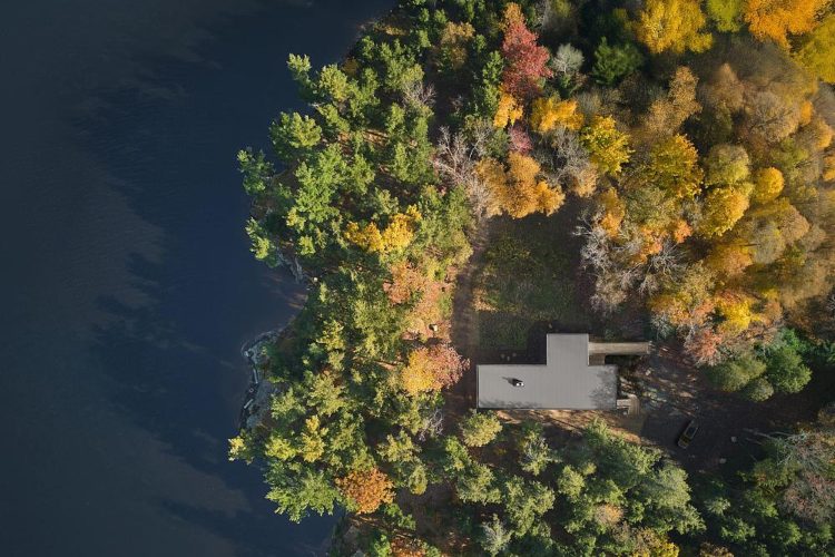long-lake-cottage-muskoka-kanada-off-grid-luksuzna-vikendica-arhitektura-priroda-3
