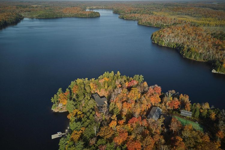 long-lake-cottage-muskoka-kanada-off-grid-luksuzna-vikendica-arhitektura-priroda-4