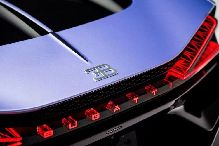 bugatti-w16-mistral-caroline-2026-luksuzni-hiperautomobil-sur-mesure-lavender-violet-carbon-1
