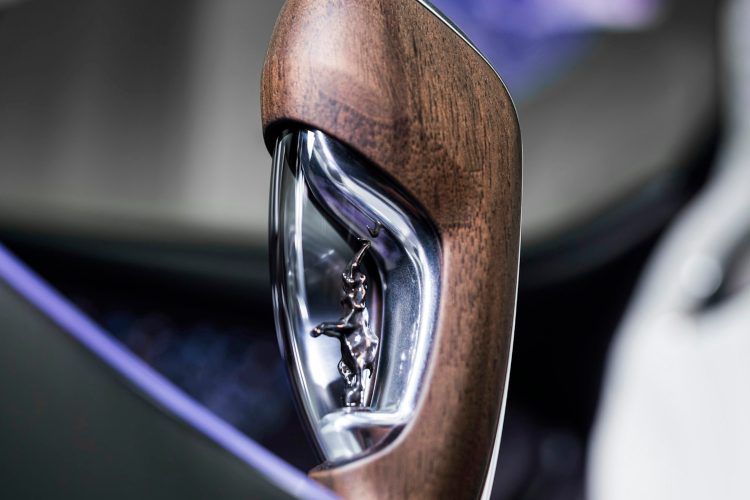 bugatti-w16-mistral-caroline-2026-luksuzni-hiperautomobil-sur-mesure-lavender-violet-carbon-13