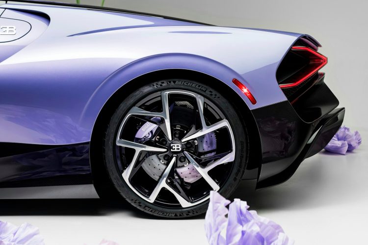 bugatti-w16-mistral-caroline-2026-luksuzni-hiperautomobil-sur-mesure-lavender-violet-carbon