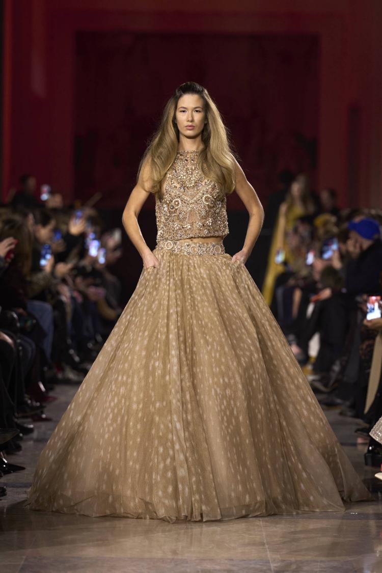 elie-saab-haute-couture-proleceleto-2026-zlatne-noci-glamura-1