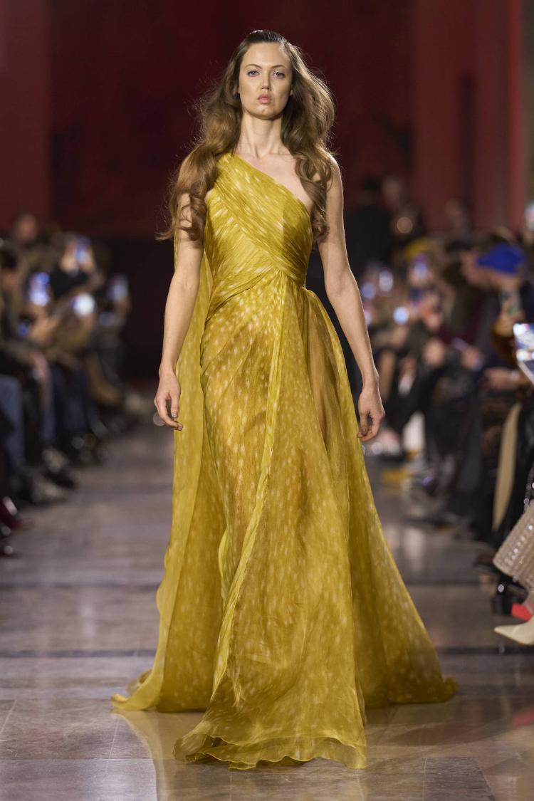 elie-saab-haute-couture-proleceleto-2026-zlatne-noci-glamura-3