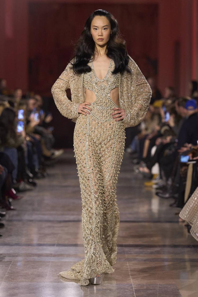 elie-saab-haute-couture-proleceleto-2026-zlatne-noci-glamura-10