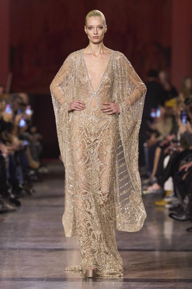 elie-saab-haute-couture-proleceleto-2026-zlatne-noci-glamura-11