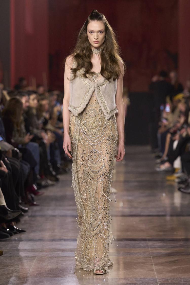 elie-saab-haute-couture-proleceleto-2026-zlatne-noci-glamura-14