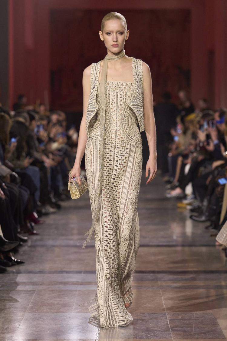 elie-saab-haute-couture-proleceleto-2026-zlatne-noci-glamura-15