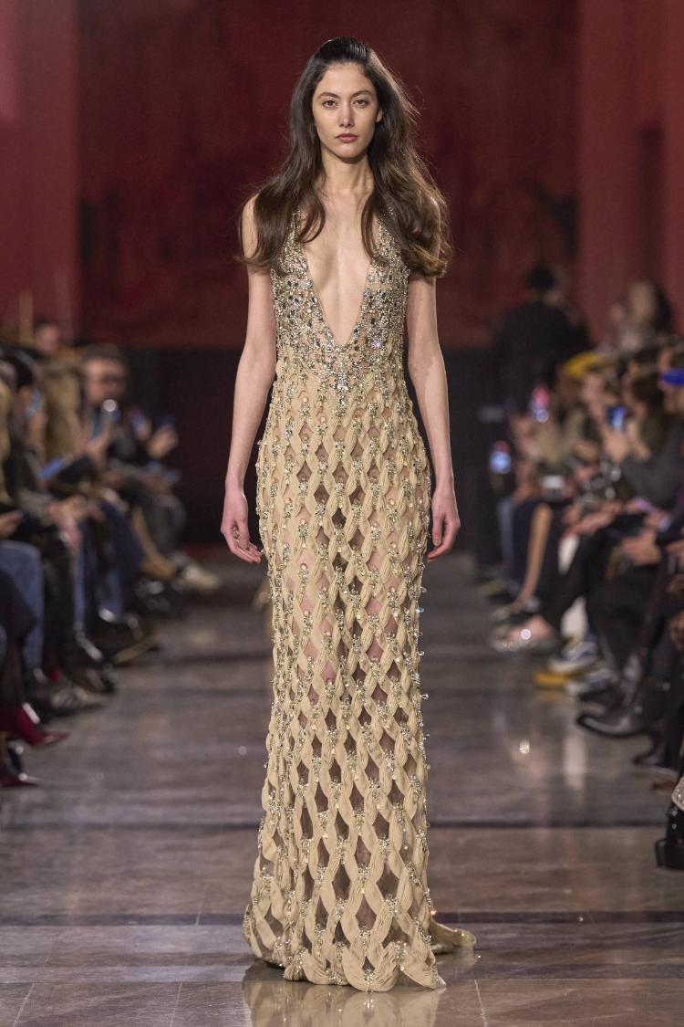 elie-saab-haute-couture-proleceleto-2026-zlatne-noci-glamura-17