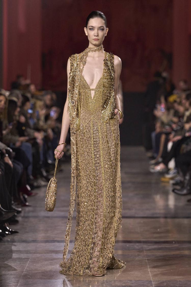 elie-saab-haute-couture-proleceleto-2026-zlatne-noci-glamura-18