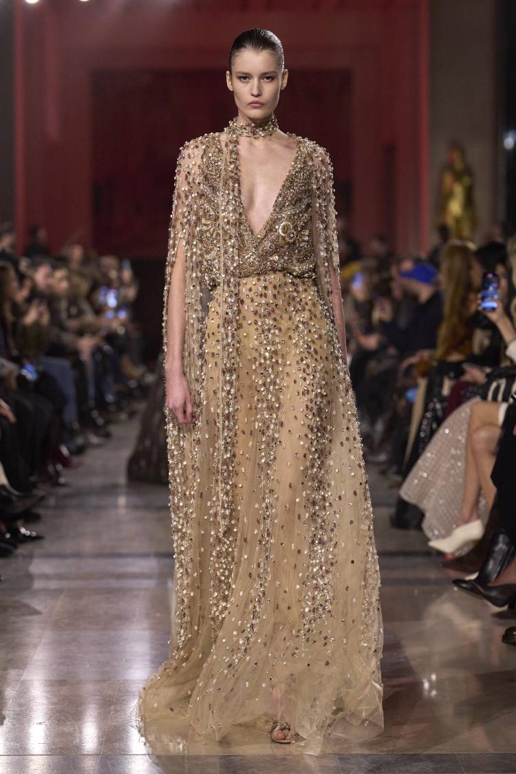 elie-saab-haute-couture-proleceleto-2026-zlatne-noci-glamura-24