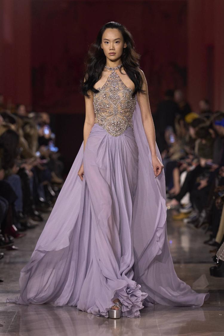 elie-saab-haute-couture-proleceleto-2026-zlatne-noci-glamura-38