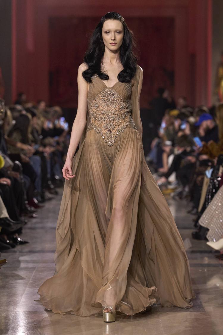 elie-saab-haute-couture-proleceleto-2026-zlatne-noci-glamura-40