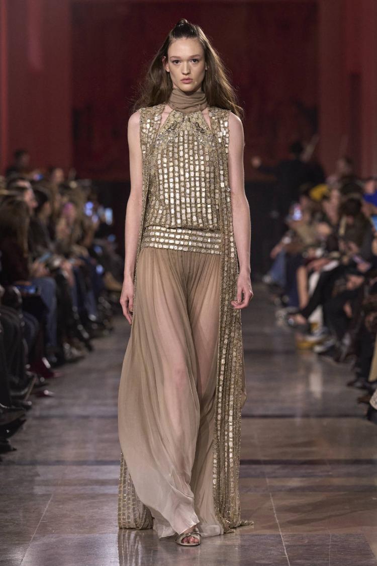 elie-saab-haute-couture-proleceleto-2026-zlatne-noci-glamura-43