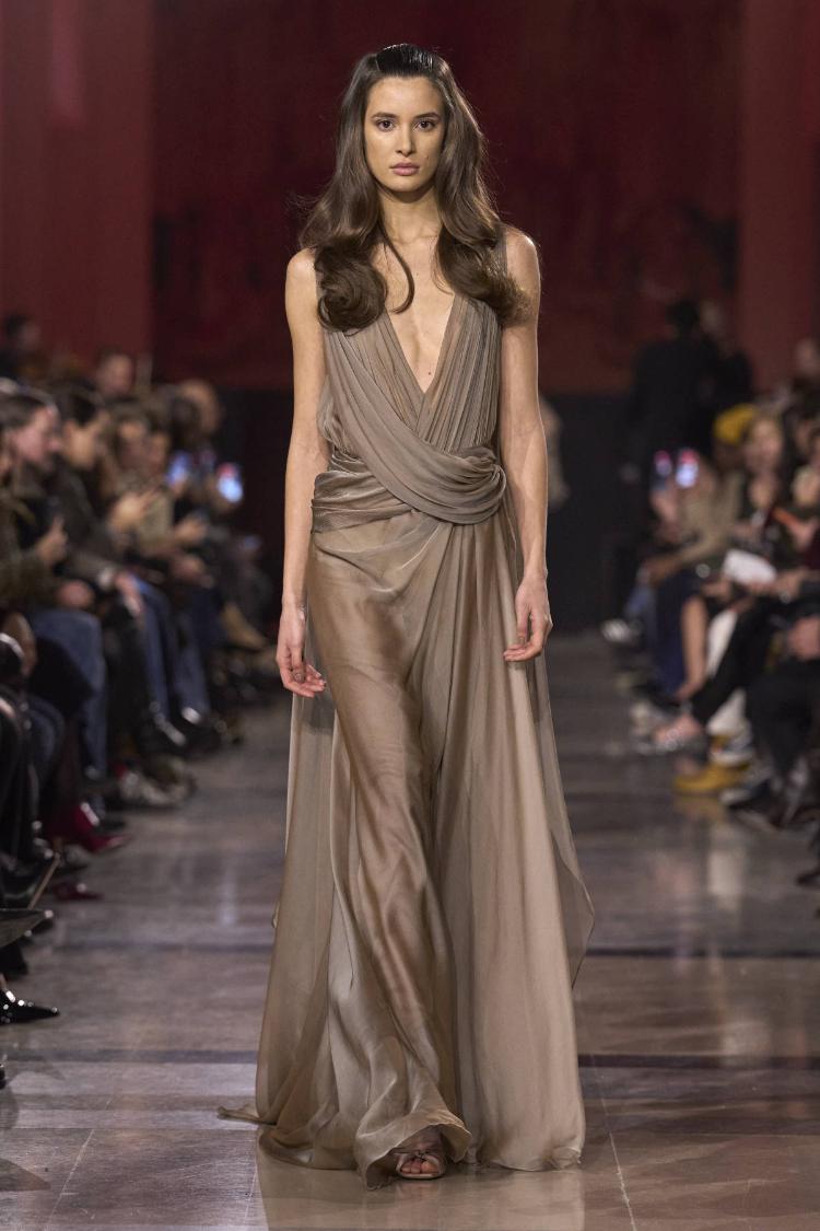 elie-saab-haute-couture-proleceleto-2026-zlatne-noci-glamura-48