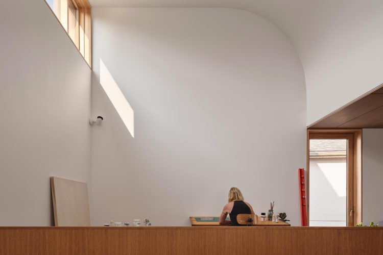 house-of-monitors-arhitektura-svetlosti-i-materijala-7