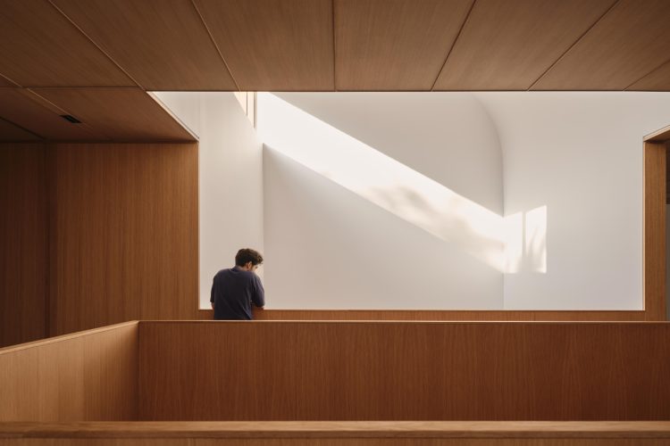 house-of-monitors-arhitektura-svetlosti-i-materijala-12