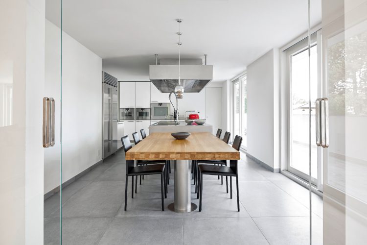 abimis-i-pantone-2026-cloud-dancer-donosi-novu-smirenost-u-svet-luksuznih-kuhinja-od-nerdajuceg-celika-2