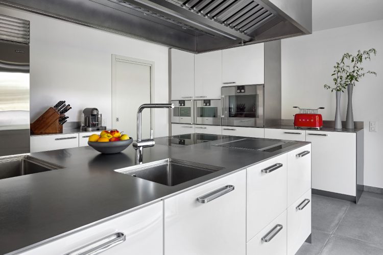 abimis-i-pantone-2026-cloud-dancer-donosi-novu-smirenost-u-svet-luksuznih-kuhinja-od-nerdajuceg-celika-1